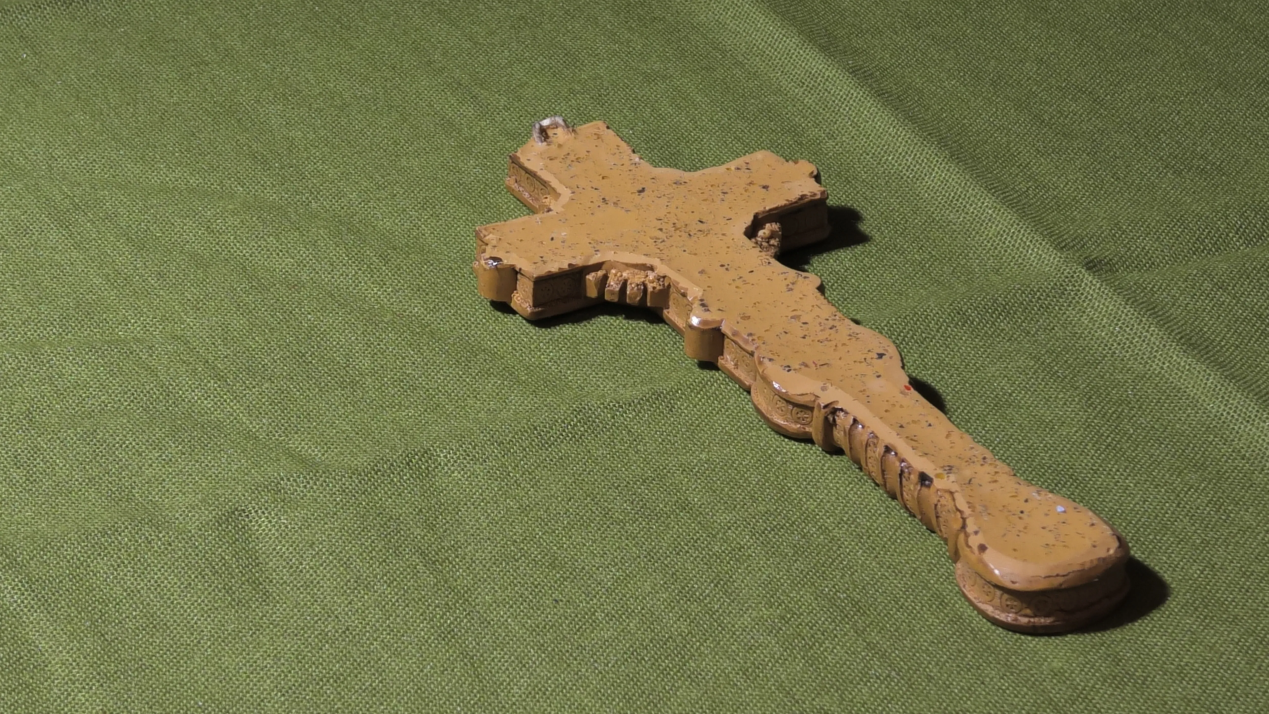 Ξύλινος Σταυρός με σκάλισμα.